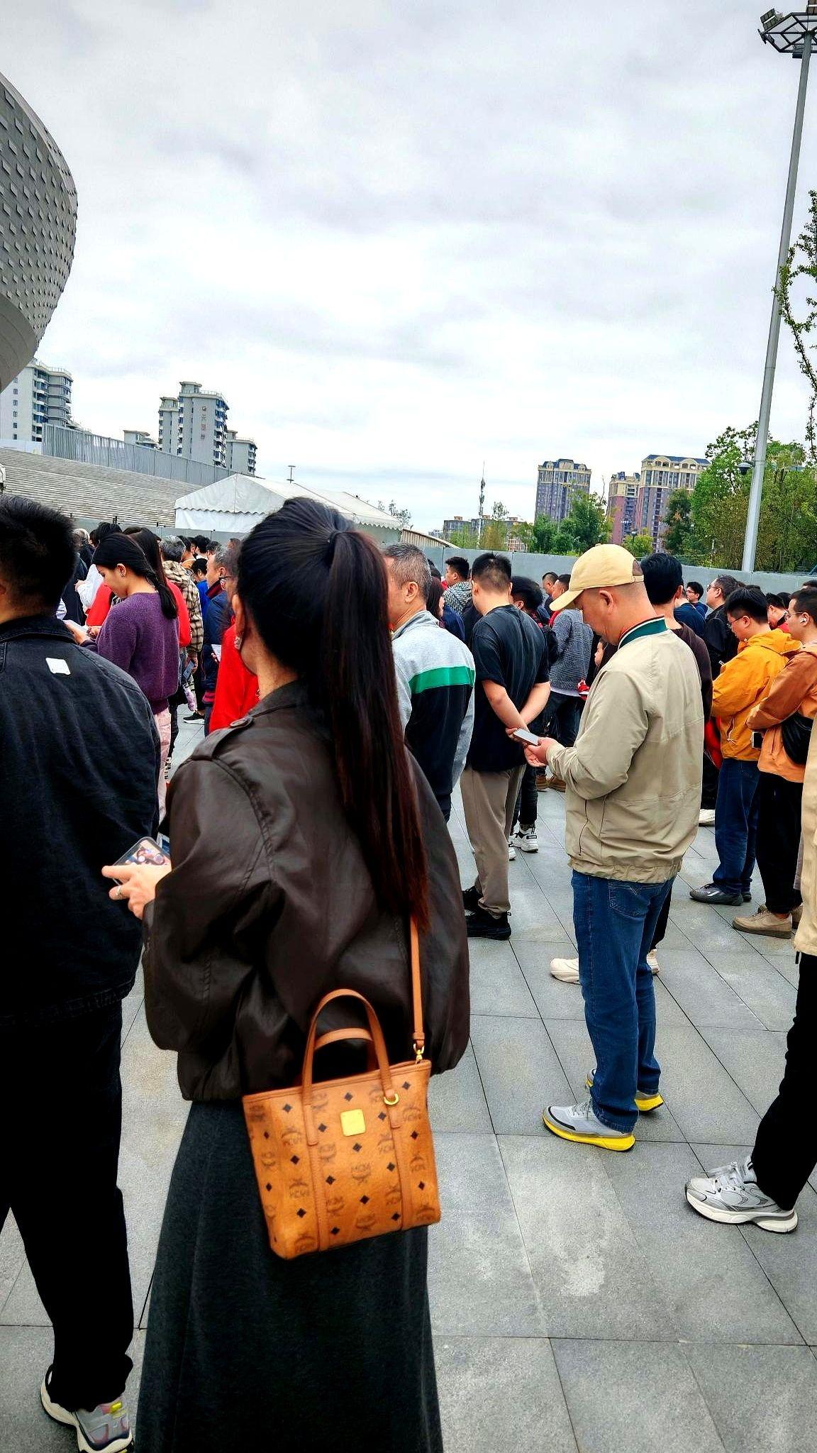 明晚是亚冠精英联赛比赛日，成都安保大升级。成都蓉城要对上日本广岛三箭，连社区志