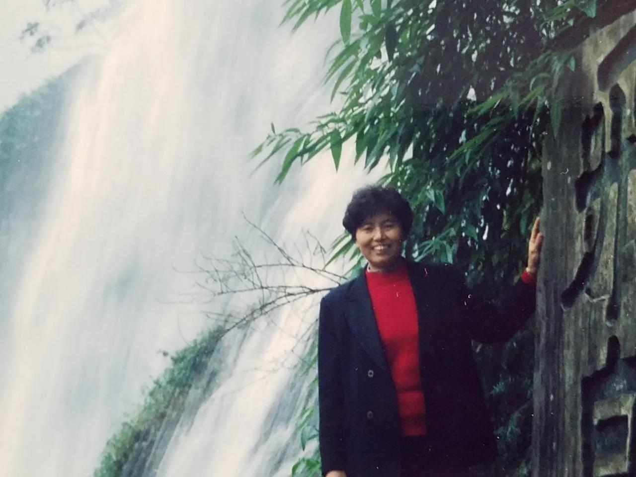 曾记得这样一句话，让我感慨万分：“你所爱的人和爱你的人，塑造了现在的你；因为你身