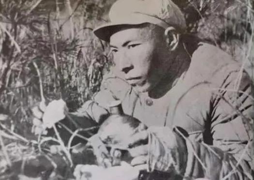 朝鲜战争中，一名美军大官到上甘岭视察，当他对着志愿军阵地指手画脚时，突然，“嘭”
