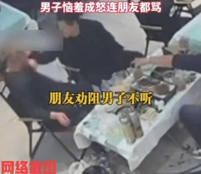 湖南有男子和朋友一起吃烧烤。这当中男子的外套脱下，本来挂在身后椅子上，不知为