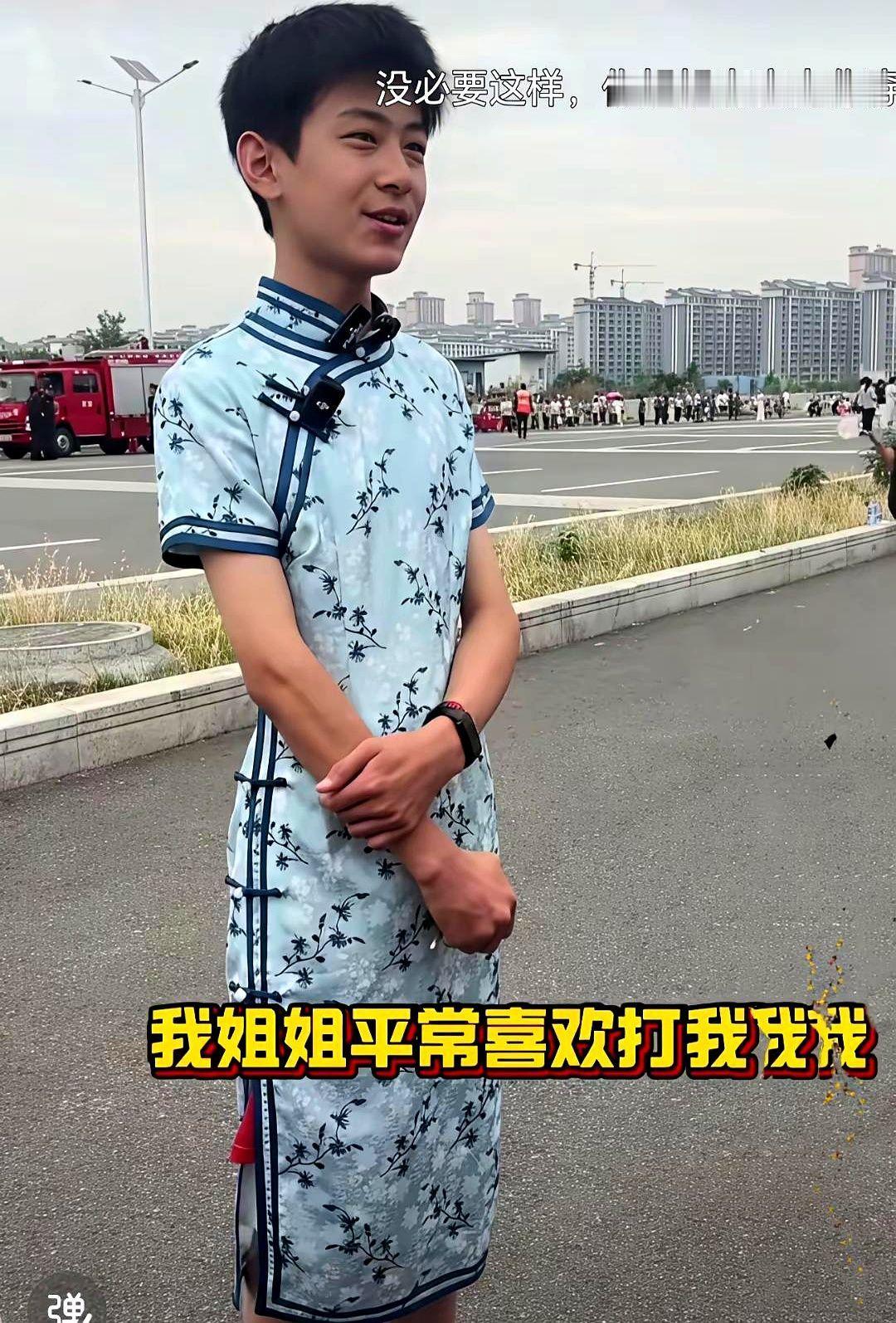 考场外那个穿旗袍的小男生可真火了！被记者团团围住采访，才知道这旗袍是为高考姐姐
