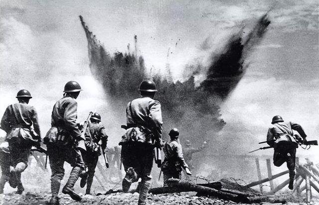 1942年，新四军26团被日军重兵包围，眼看突围无望，团长决定与日军同归于尽，一