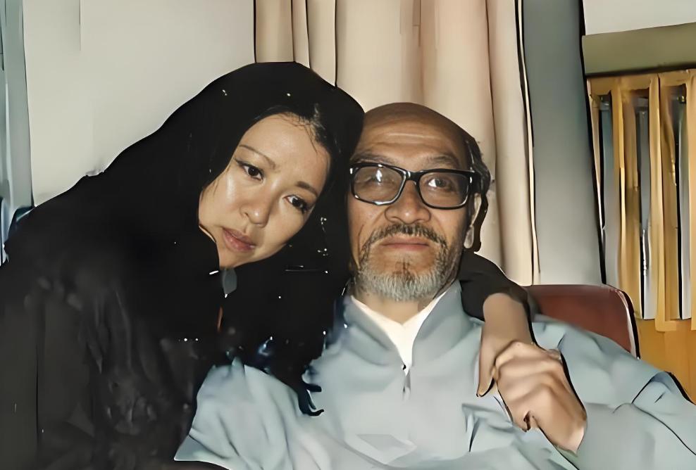 1990年，作家三毛跑到新疆和76岁的王洛宾同居。然而，王洛宾竟然说：“可以同居