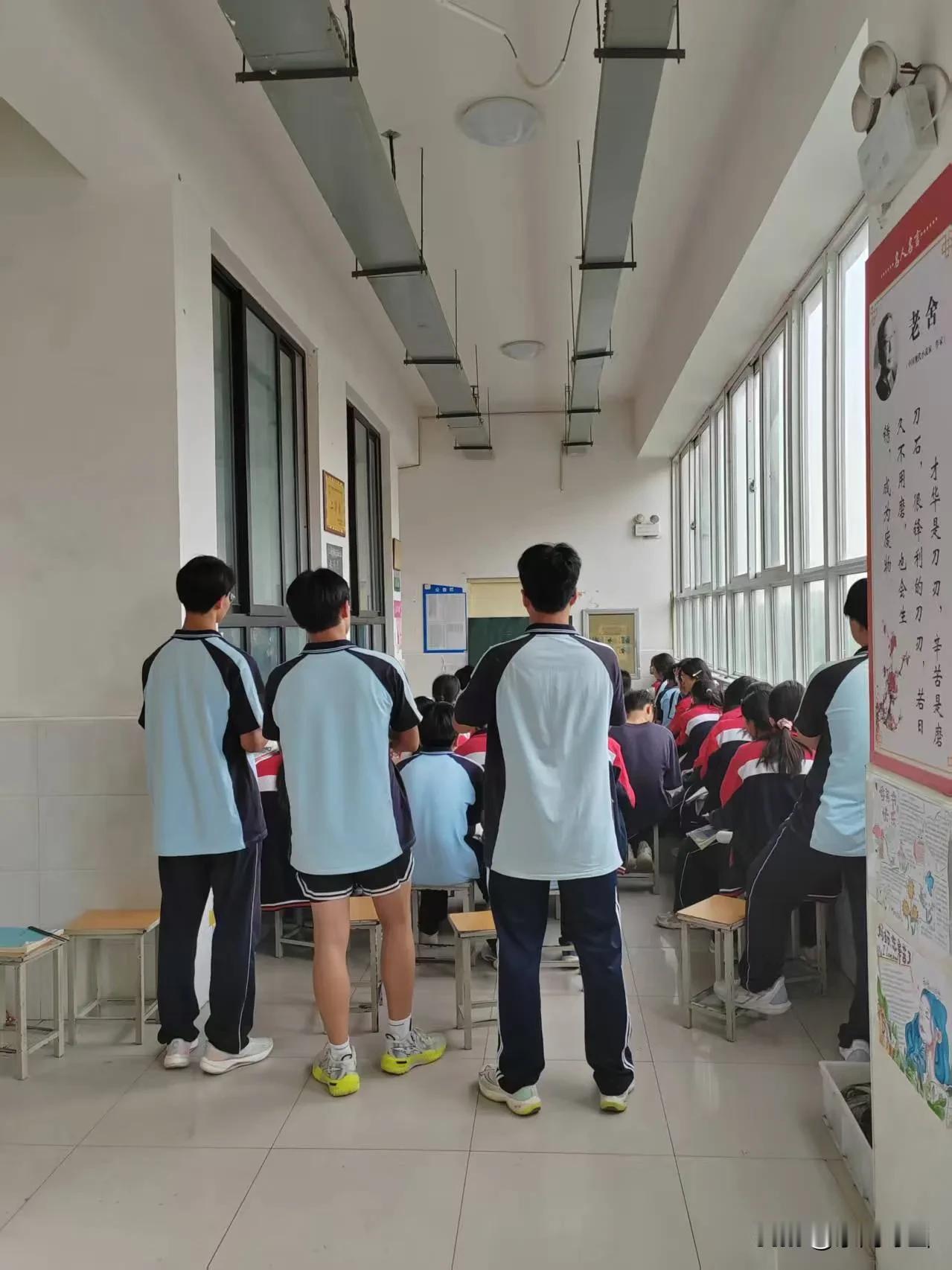 高中这确实很奇怪：在违纪之后，学生不怕罚抄，也不怕罚站，但对老师收手机极为敏