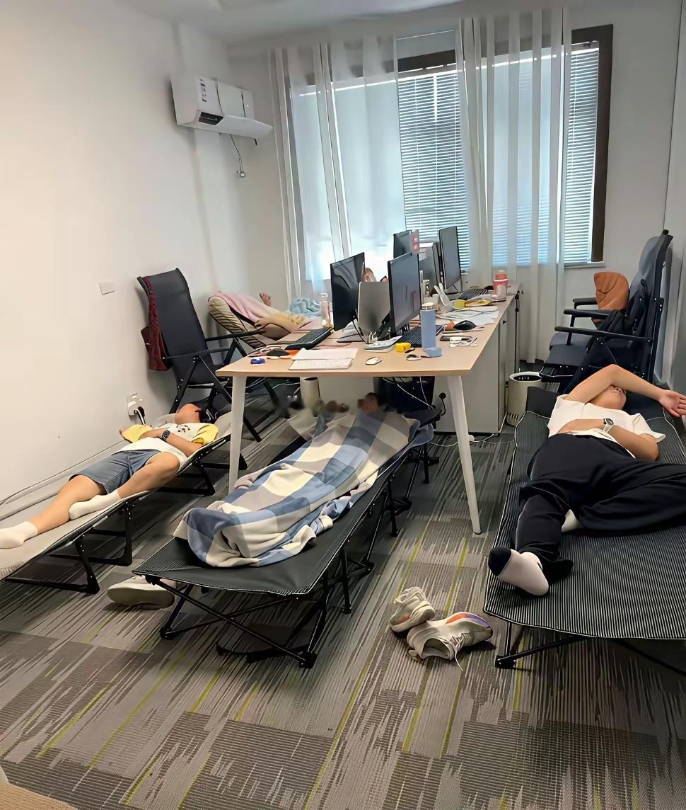 我很好奇，他们这样睡觉为啥不尴尬？