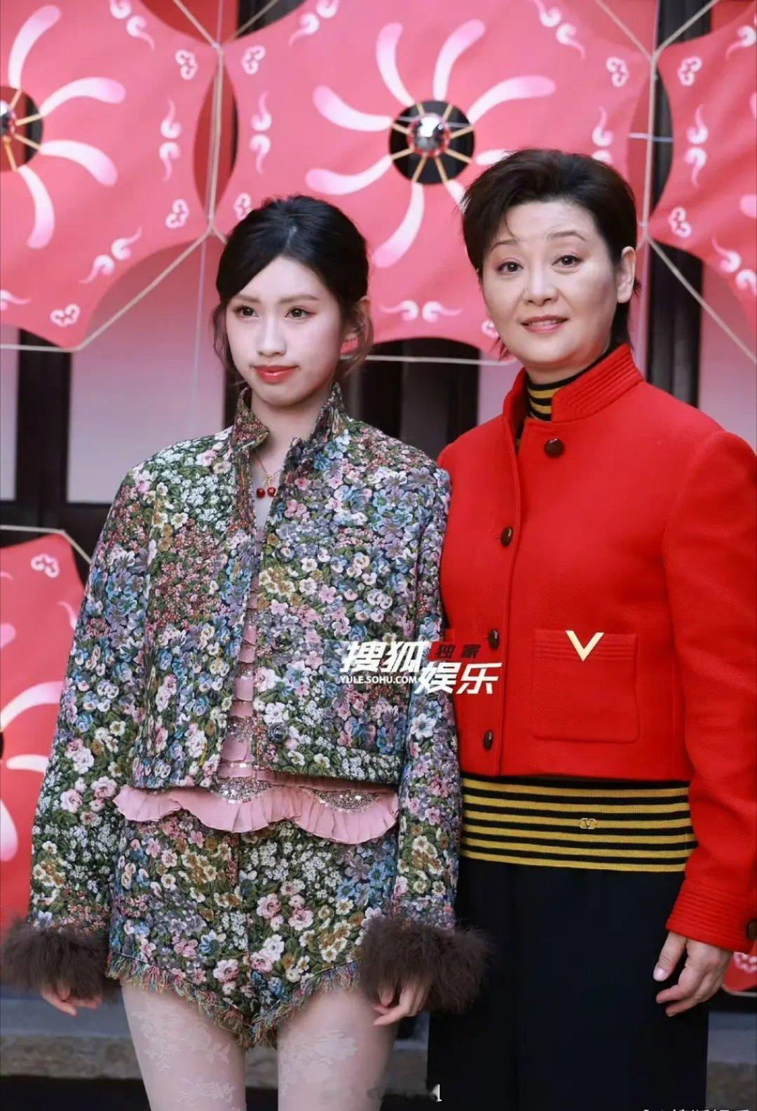 徐帆带着和冯小刚的女儿参加了华伦活动，怎么样？