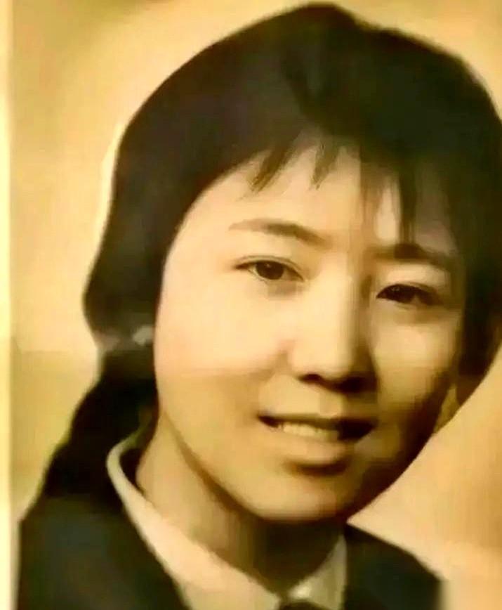1972年，陕北黄土坡，32岁的泥瓦匠张复生，终于娶上了媳妇。新娘是上海来的知