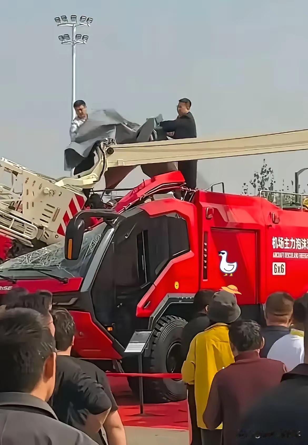 国际消防器材展上这出戏，看得人哭笑不得。泡沫消防车云梯突然断了砸向驾驶室，工作