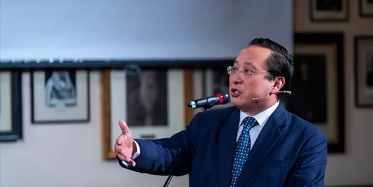 高志凯教授说完这番话西方沉默了！高志凯教授在接受采访时说：我相信美国人信里面