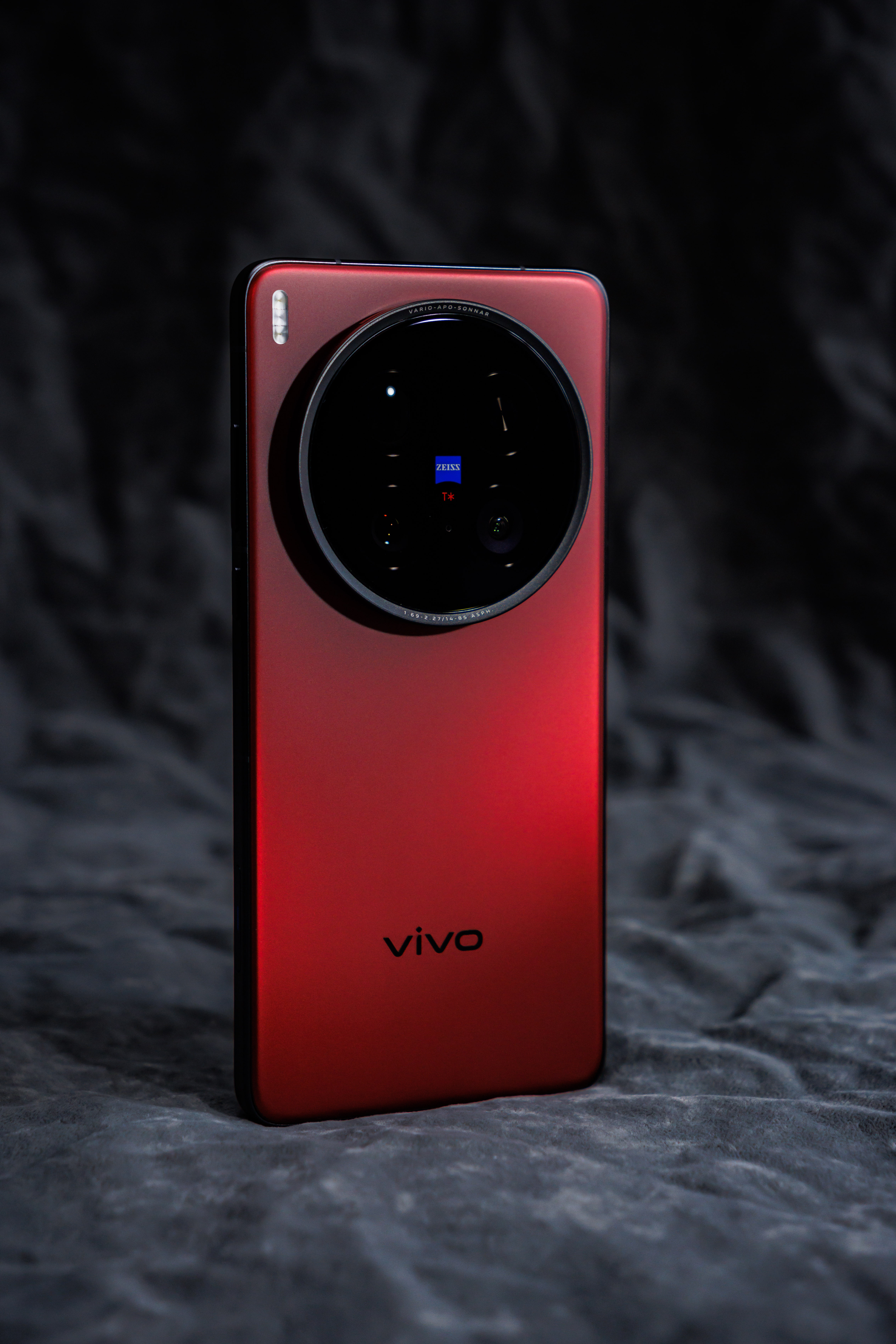 好久没有用红色的手机了，这次是vivoX200Ultra。大家最关心的可能还
