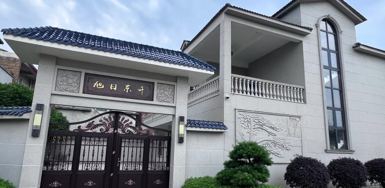 樊振东湖南老家的房子真气派，中式风格看上去既高级又大气，大门上还挂着“旭日东升”