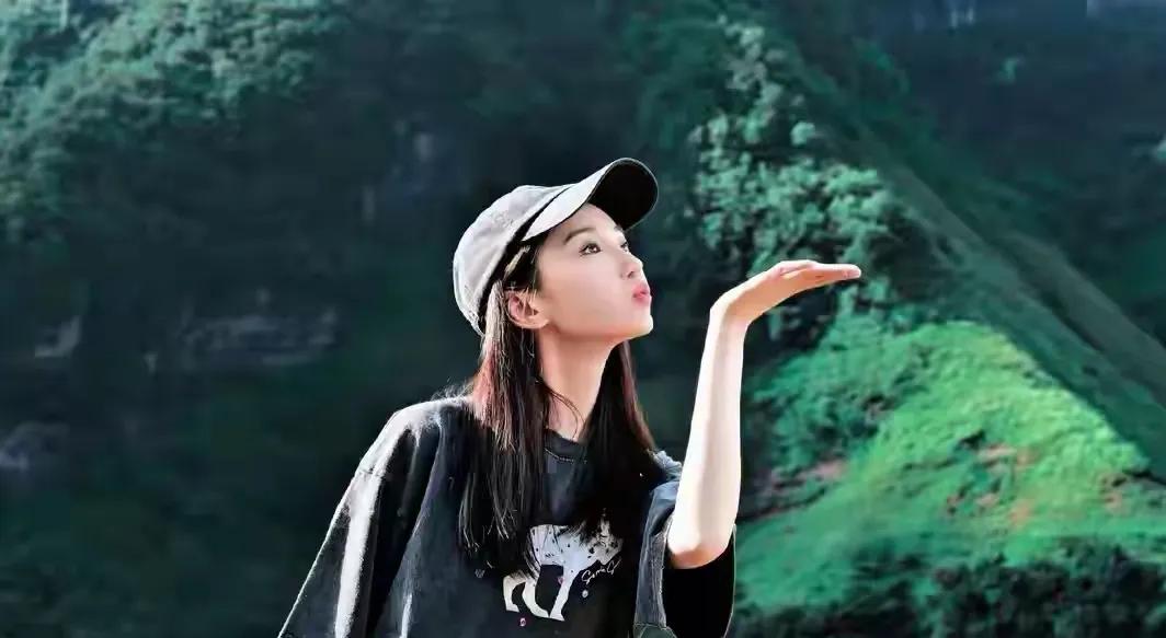 被毛晓彤在贵州梵净山的美照惊艳到了！家人们，刷到毛晓彤在贵州梵净山的旅游照