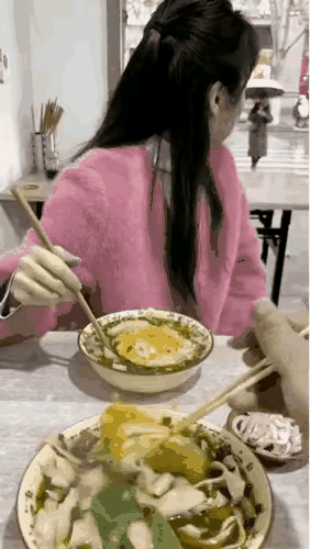 真是好心错付！男子带妻子面馆吃面，大雨天里，他趁妻子转头看雨，悄悄把自己