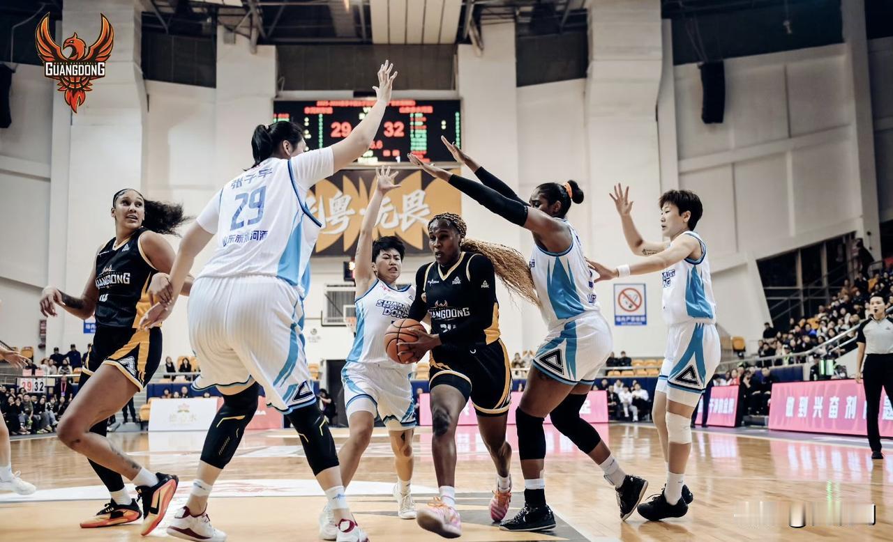 昨晚，山东高速女篮内线球员杨衡瑜因伤缺阵。面对联赛排名榜首的广东女篮，山东女篮最