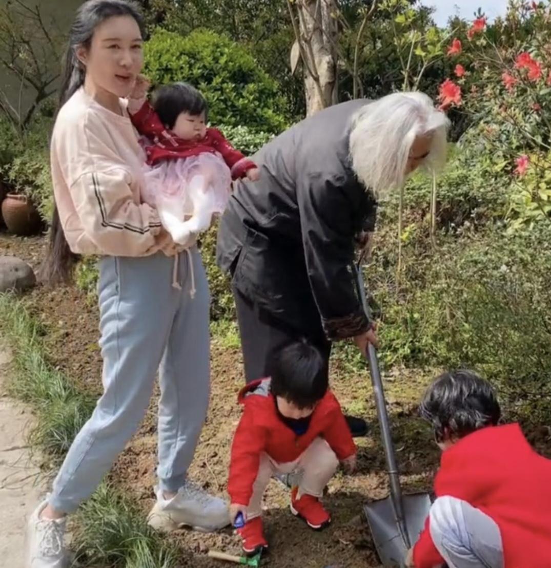 张纪中虽然大妻子杜星霖31岁，可是他们一家在一起的时候画面既和谐又温馨：张导和妻