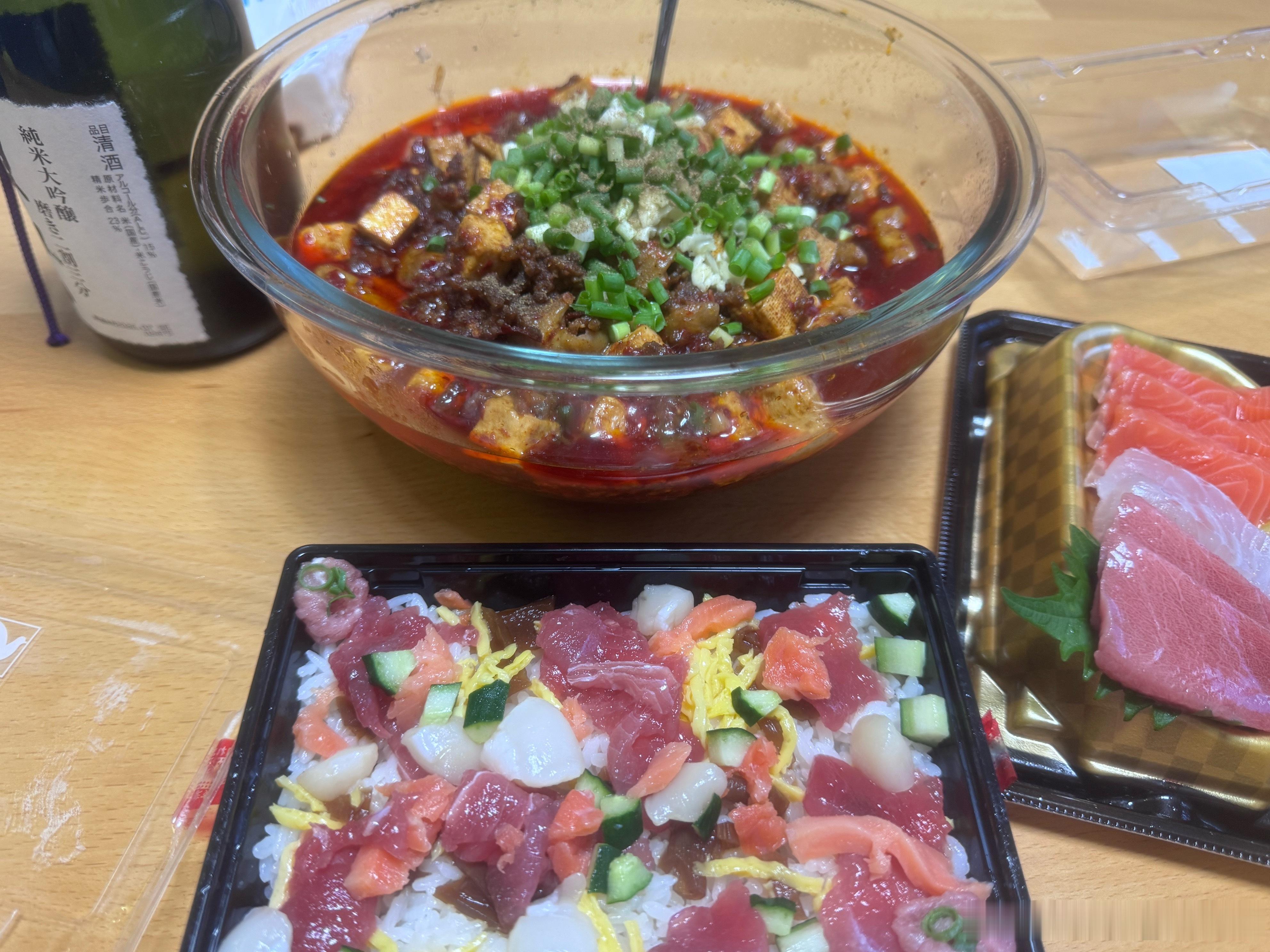 老李总是很不爽我瘦了这个事实，居心叵测做了饭张力很强的招牌菜让我拌饭吃。好么爆碳