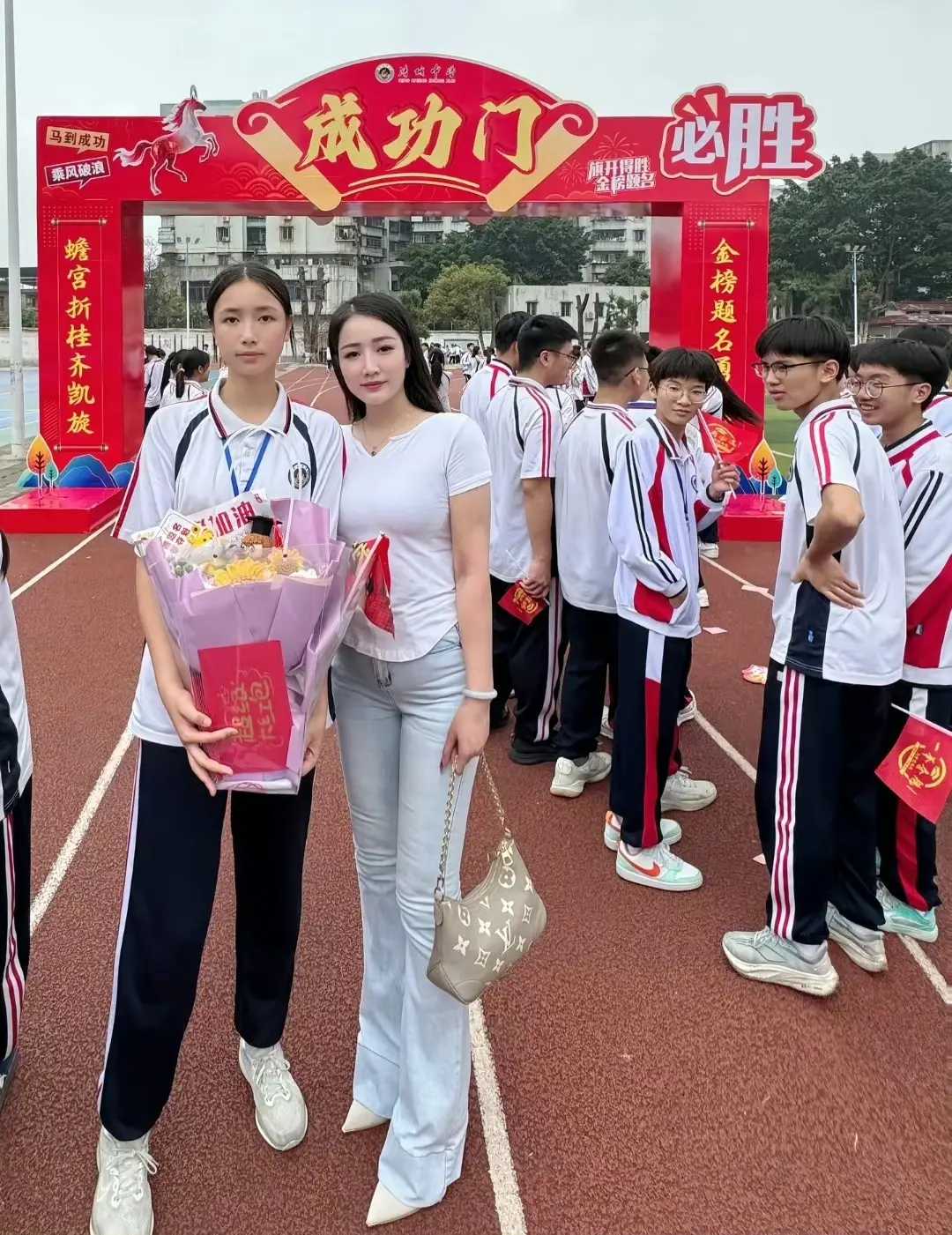 这是我见过最年轻的妈妈，没有之一！​​​