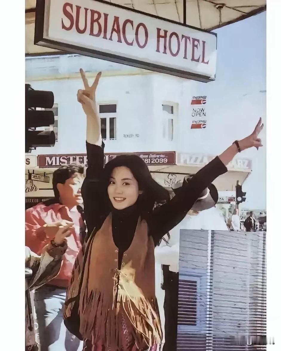 王菲出名前的照片，被高晓松扒出来了，那时窦唯、李亚鹏和谢霆锋还不是同道中人，图中