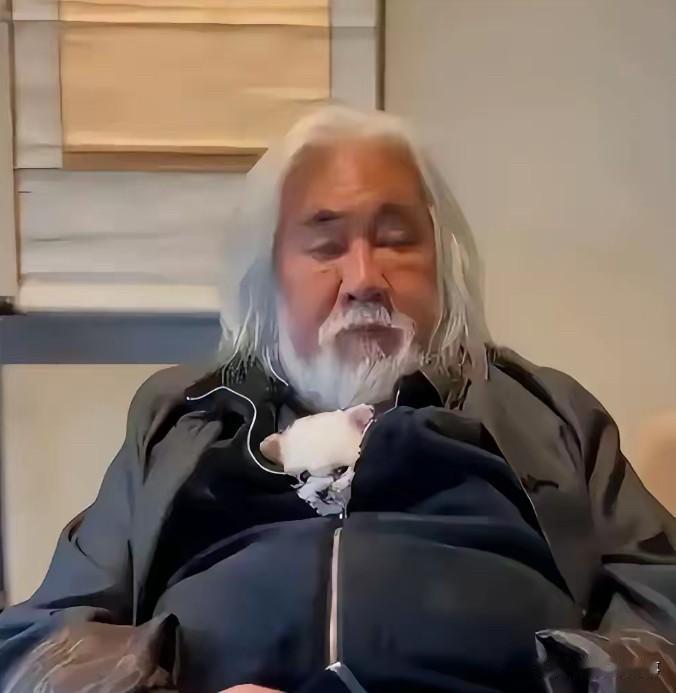 75岁的张纪中真的笑不出声了，不是张纪中惹媳妇生气了，也不是张纪中又被媳妇拉去直