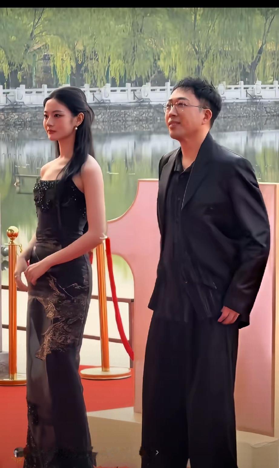 怎么女演员都是骨瘦如柴的。于正挑选演员的眼光下降了不少这个女人身材真不怎么样
