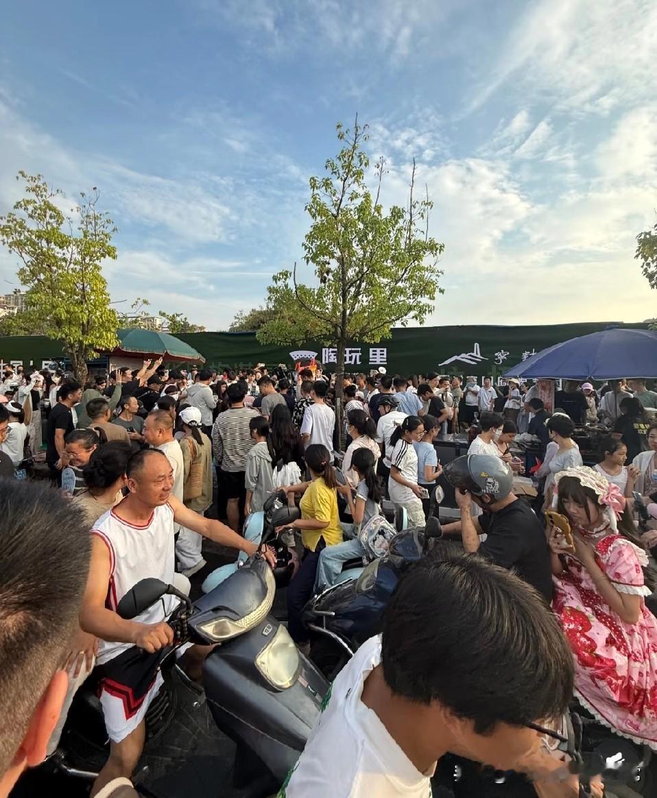景德镇鸡排哥现场挤爆了！百万人疯抢鸡排国庆景德镇这波操作绝了！鸡排哥现场被