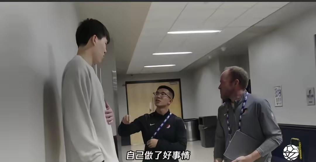 有点意思，感觉杨瀚森的翻译更懂球！在球员通道里，杨瀚森的翻译和他说，你手里有球就