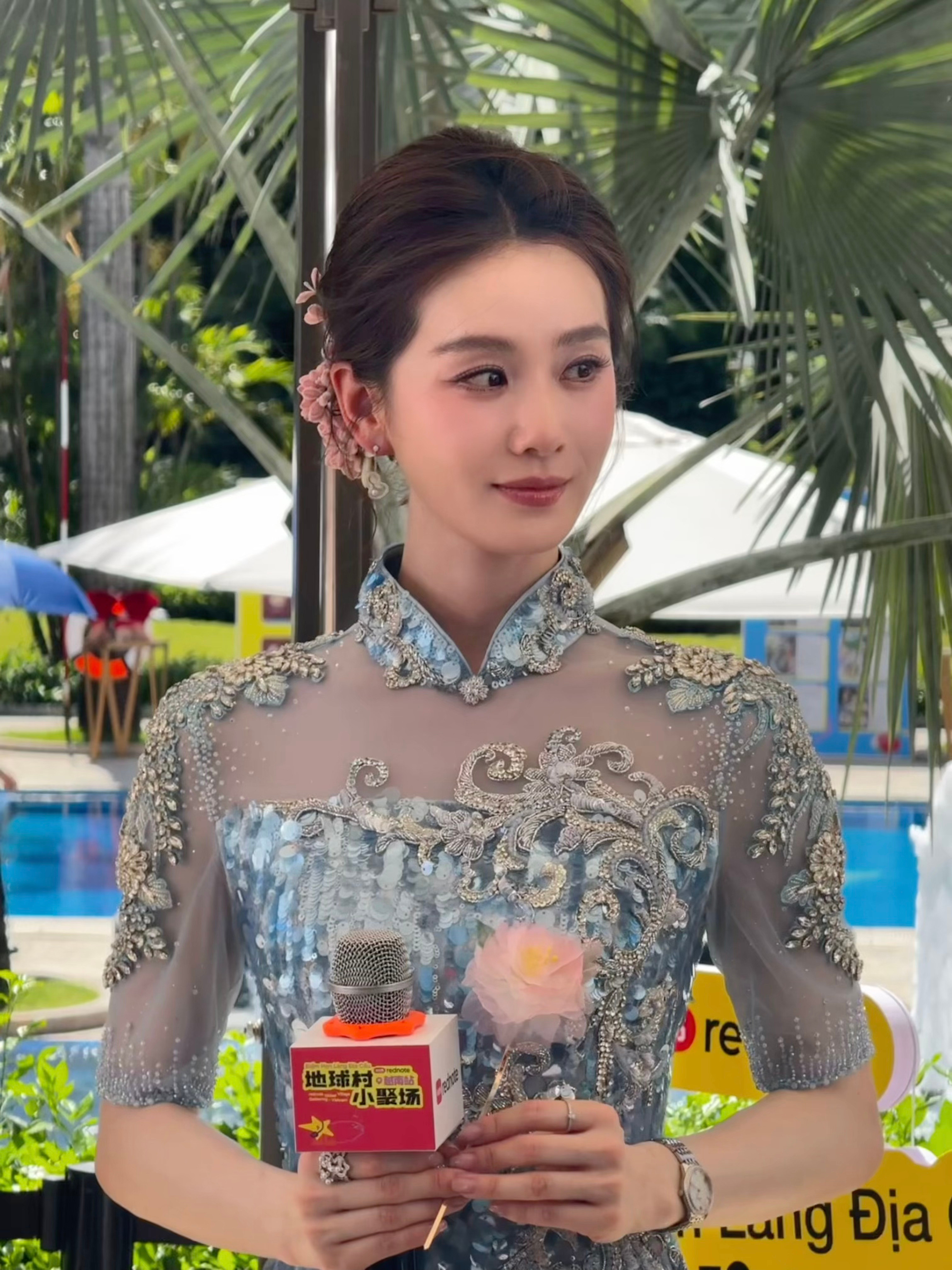 刘诗诗在越南出席活动，天哪美晕，手里拿着夕雾花啊啊啊啊女神！