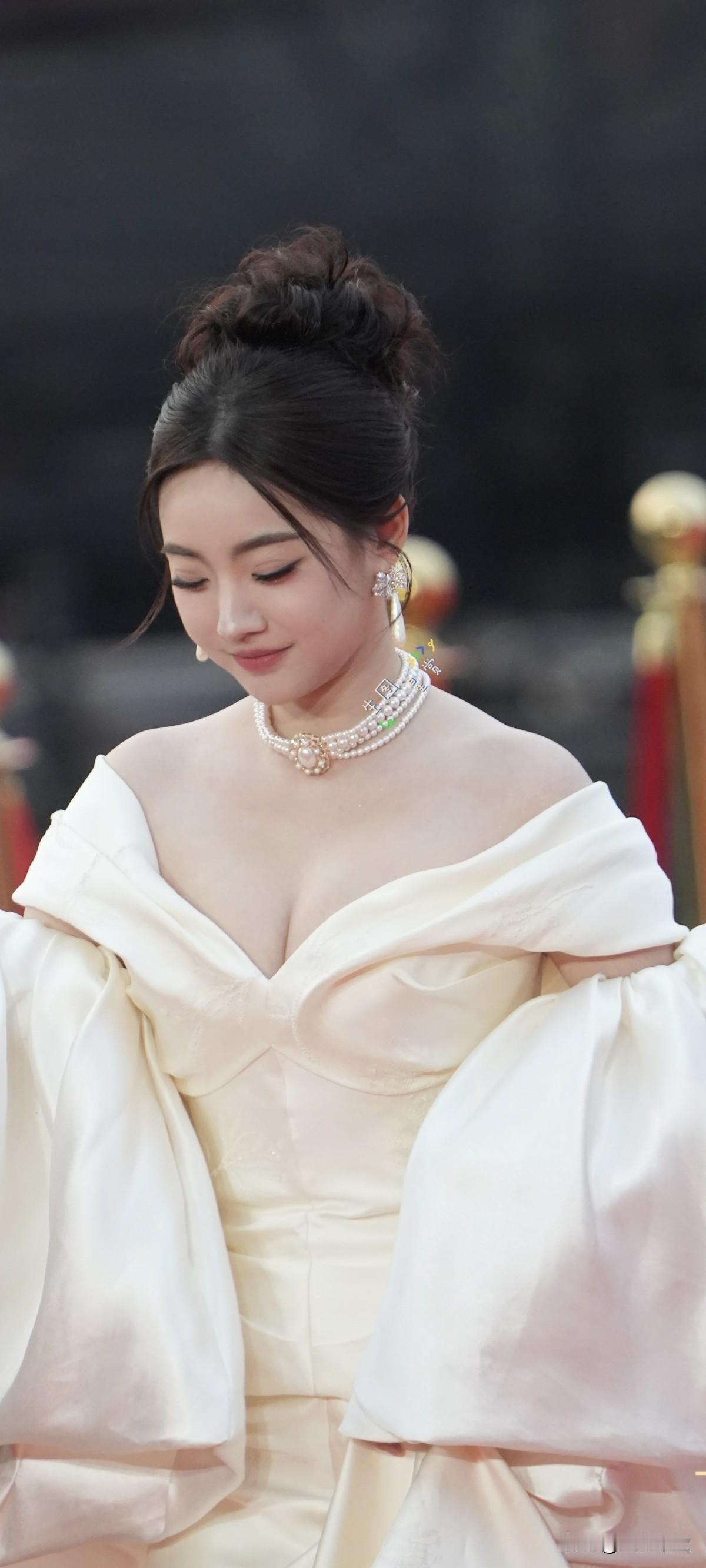 白昕怡×微短剧之夜红毯身材热辣似火:这身材真好啊！羡慕嫉妒恨~