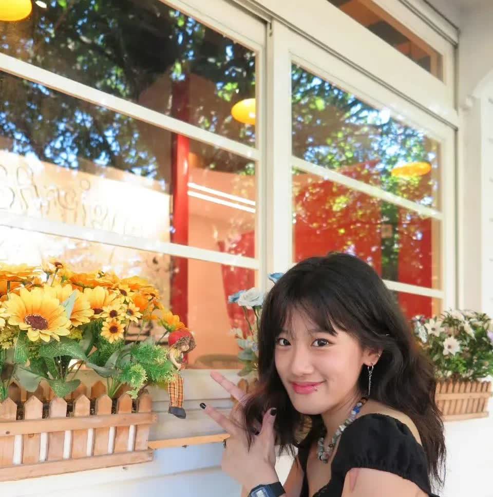 贾静雯大女儿晒照，19岁梧桐妹摘鼻环卸浓妆变漂亮了，唇环扔抢镜