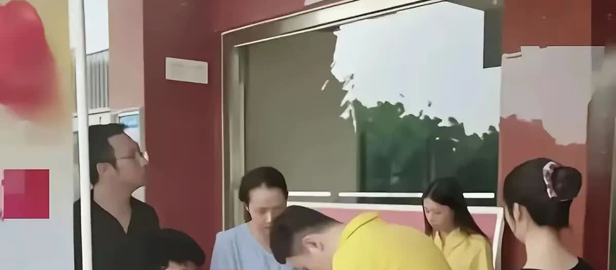 村民这一巴掌，狠狠扇疼了公益机构的脸。好不容易凑齐十二万救命钱送去，却惊