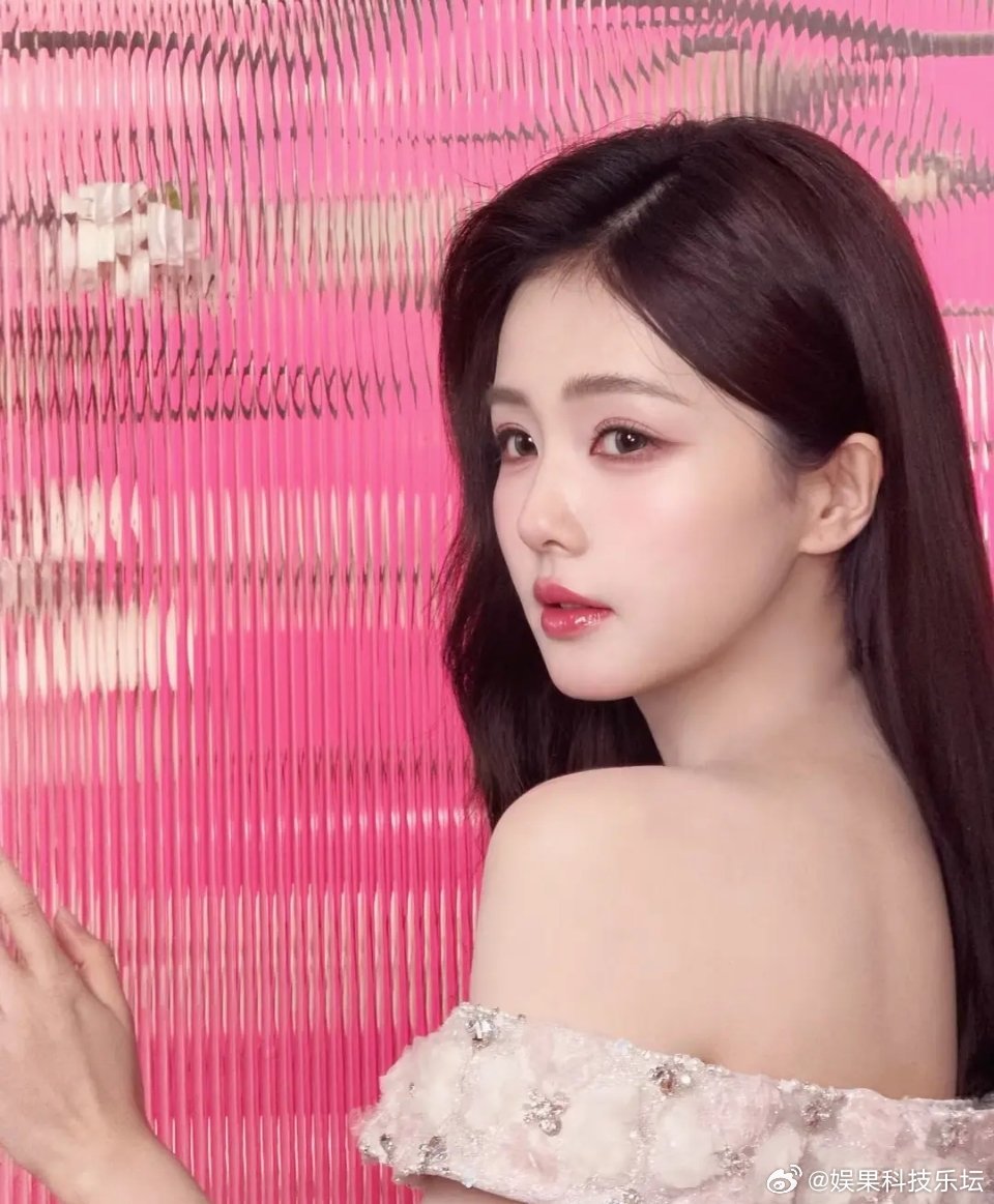 画的是短脸幼态妆容和她本人原有的气质冲突了