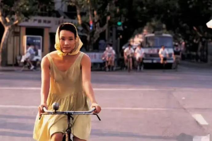 1988年，27岁的陈冲在上海街头，好喜欢这种年代感，穿的衣服现在也不过时