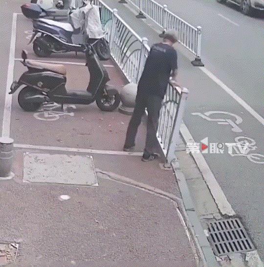 好样的！6月18日，湖北黄石一街头，一名老人突然头晕冒汗的瘫坐在路边石墩上，此时