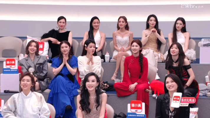 孙怡紧急撤回一个盘腿看到孙怡紧急撤回一个盘腿，当场笑出声！这不就是我被突然抓包时