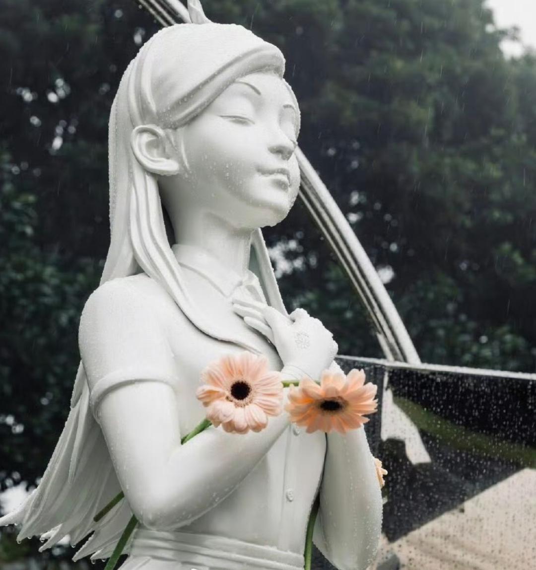 具俊晔为老婆大S打造的这个雕像也算是细节满满。远处一看好像没什么特别，但是按照