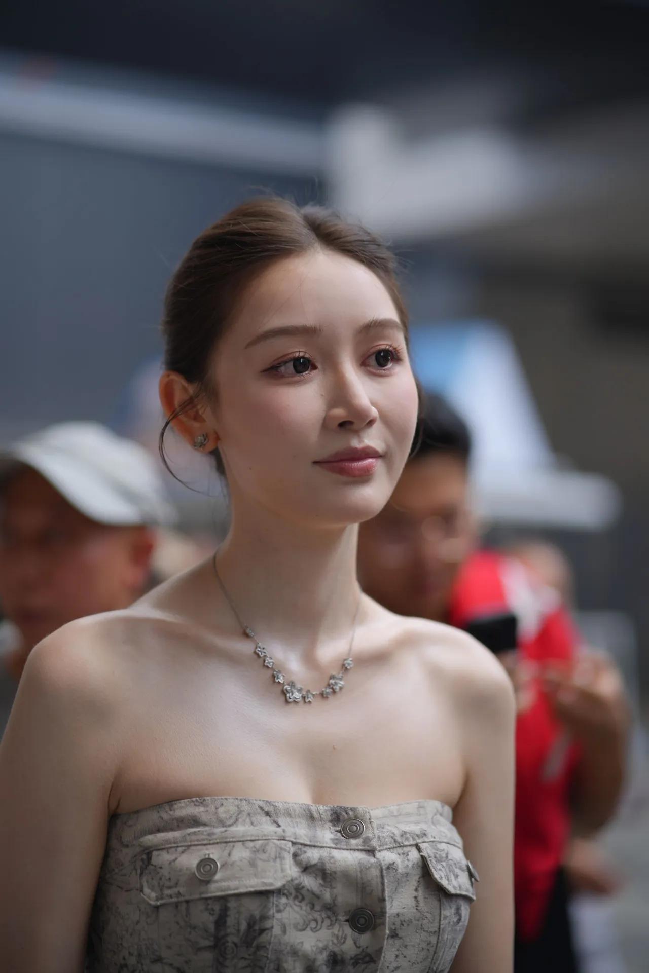 车模敏敏穿的抹胸长裙太惊艳了！那裙子的剪裁恰到好处，完美勾勒出她的身材曲线。抹胸