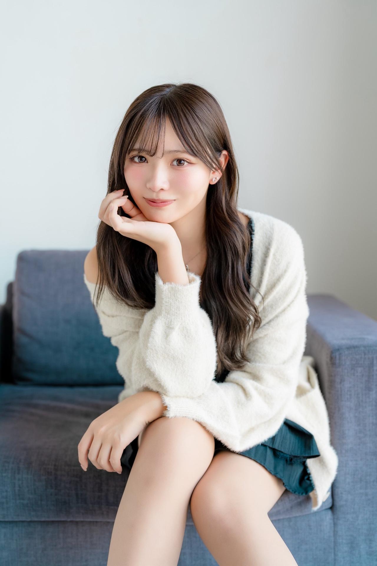 轻纱拂面，笑语盈盈。