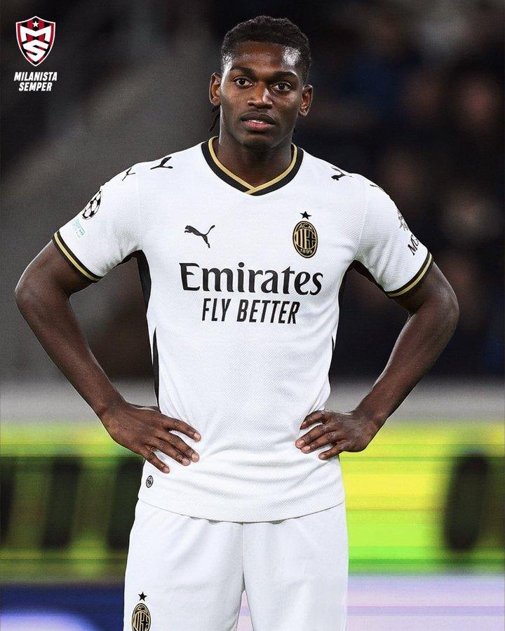 AC马德里还是皇家米兰？根据外媒的最新消息，米兰发布了一款下赛季客场球衣，将以白