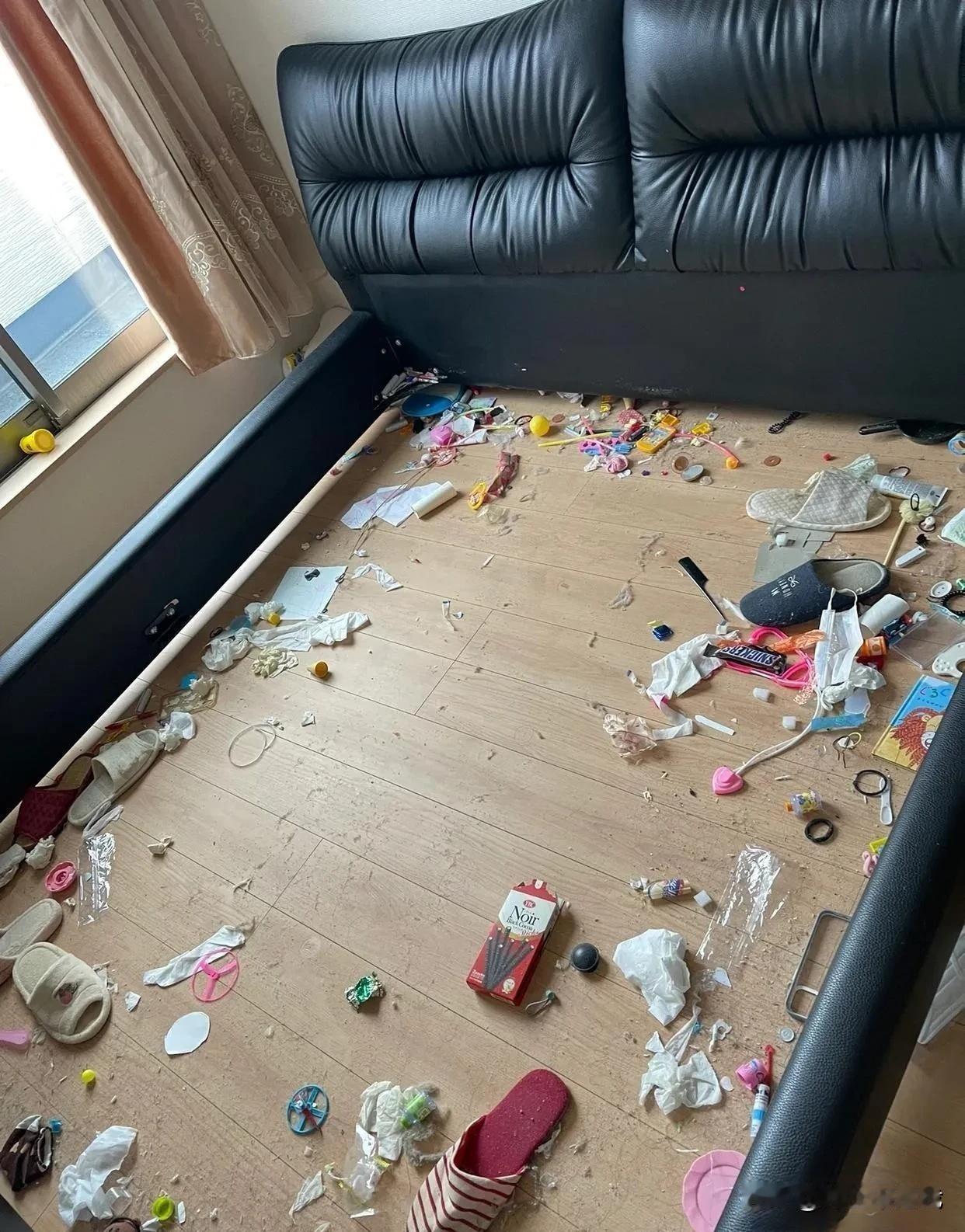 这个床底下是有多久没清理过了，都不能单单用一个懒字来说了。一个生活的地方，每天晚