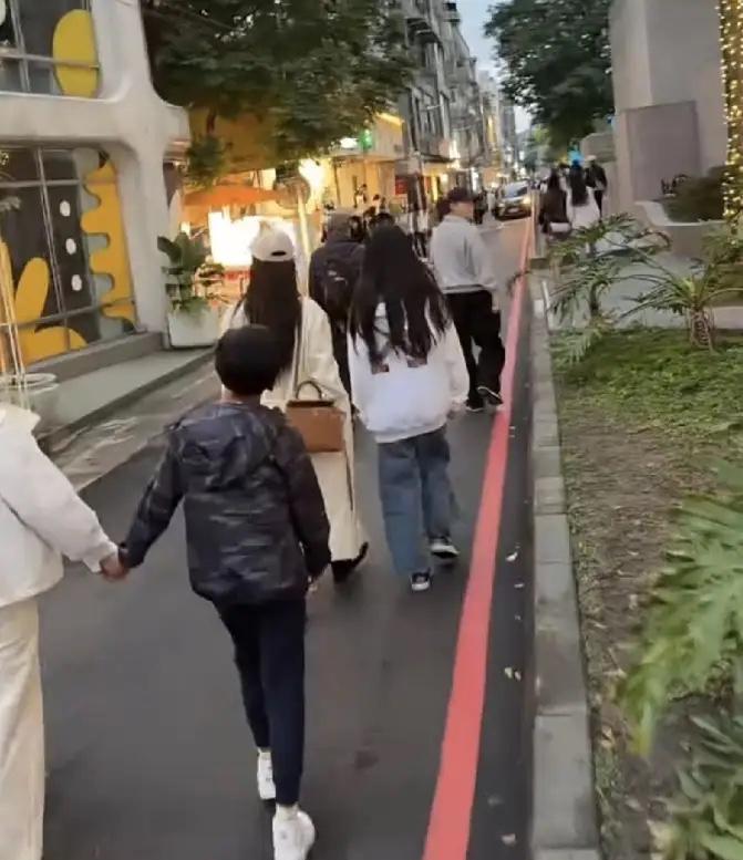 昨晚圈内小聚，一个跑娱乐口的老记者抿了口茶，神秘兮兮地跟我们聊起马筱梅回应S家不