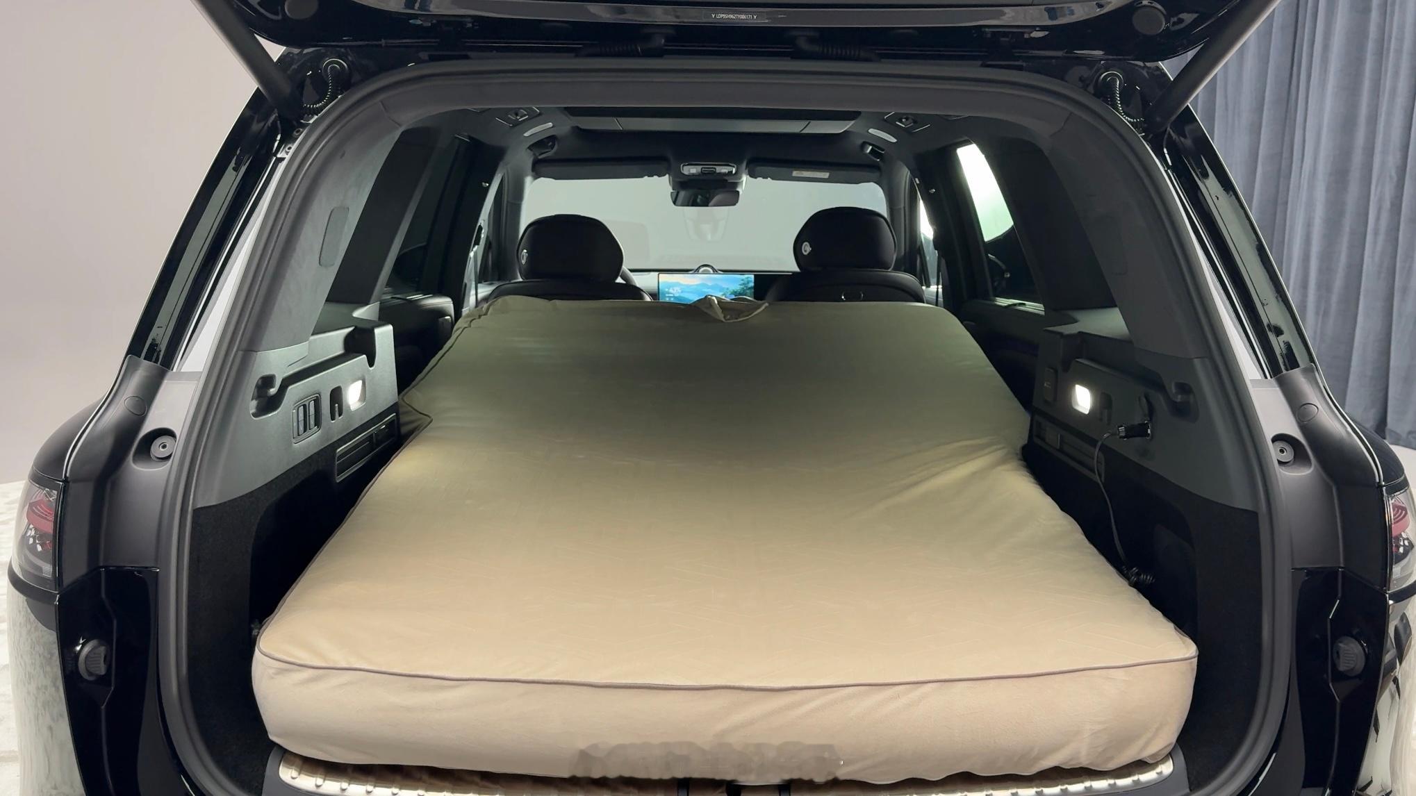 最近去体验了岚图泰山x8，这车确实有点意思。特别是它配上专门的床垫之后，可以通