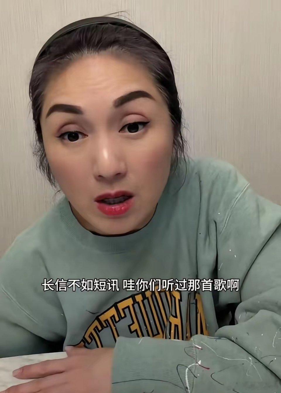 51岁的杨千嬅，给娱乐圈所有的女明星打了个样，那就是你可以穿着普通，也可以素面朝