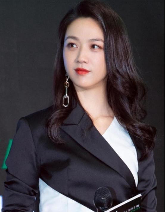 2012年，汤唯花了13.5亿在韩国买了一块480平的地皮，两年后与韩国导演金泰