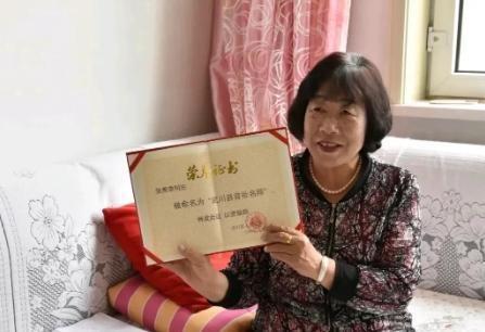 1987年，内蒙1男生考上大学，向女老师报喜。老师听了一把拉他进了屋，翻了半天手