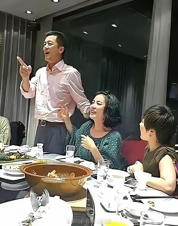 翻遍王菲所有照片，只有李亚鹏身边的她，脸上挂着肉。那种不设防的、暖烘烘的“幸福肥