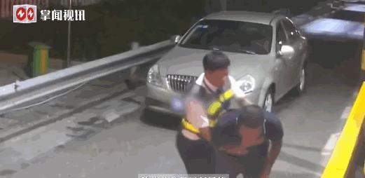 “这个高速收费员火了！”6月16日，湖南怀化，一辆小汽车突然停在高速收费站口，随