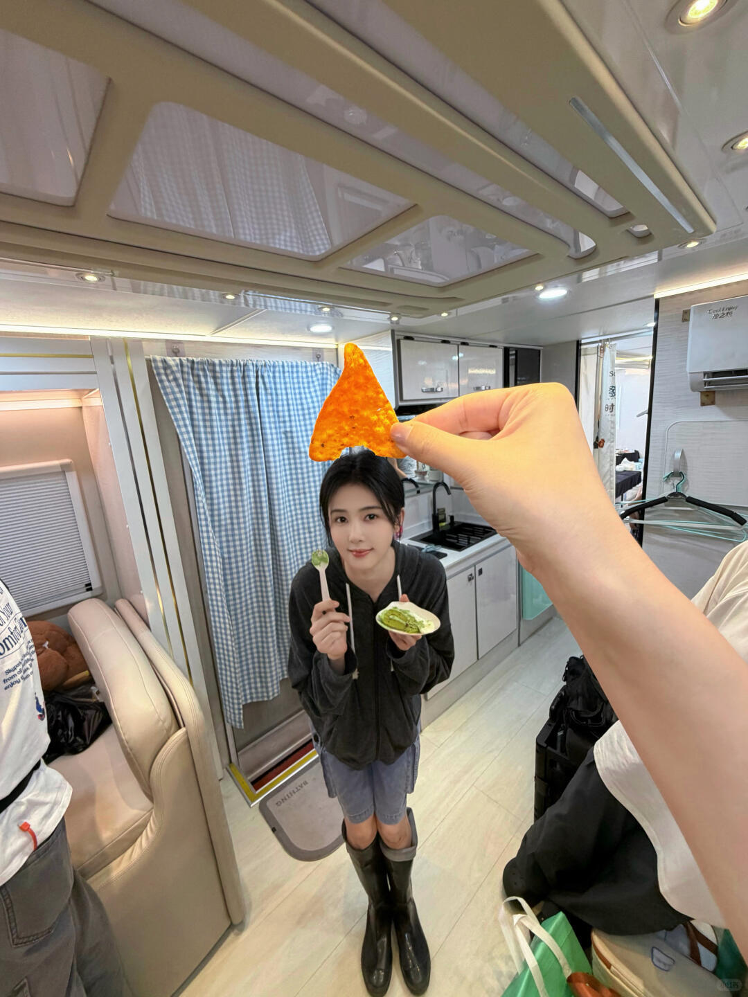 白鹿这角度就是个萌萌哒的小孩儿