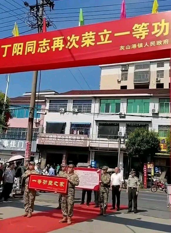 一等功喜报送到军人家中，刚进客厅就被震住了！网友：进门就想立正满墙的荣誉证书和勋
