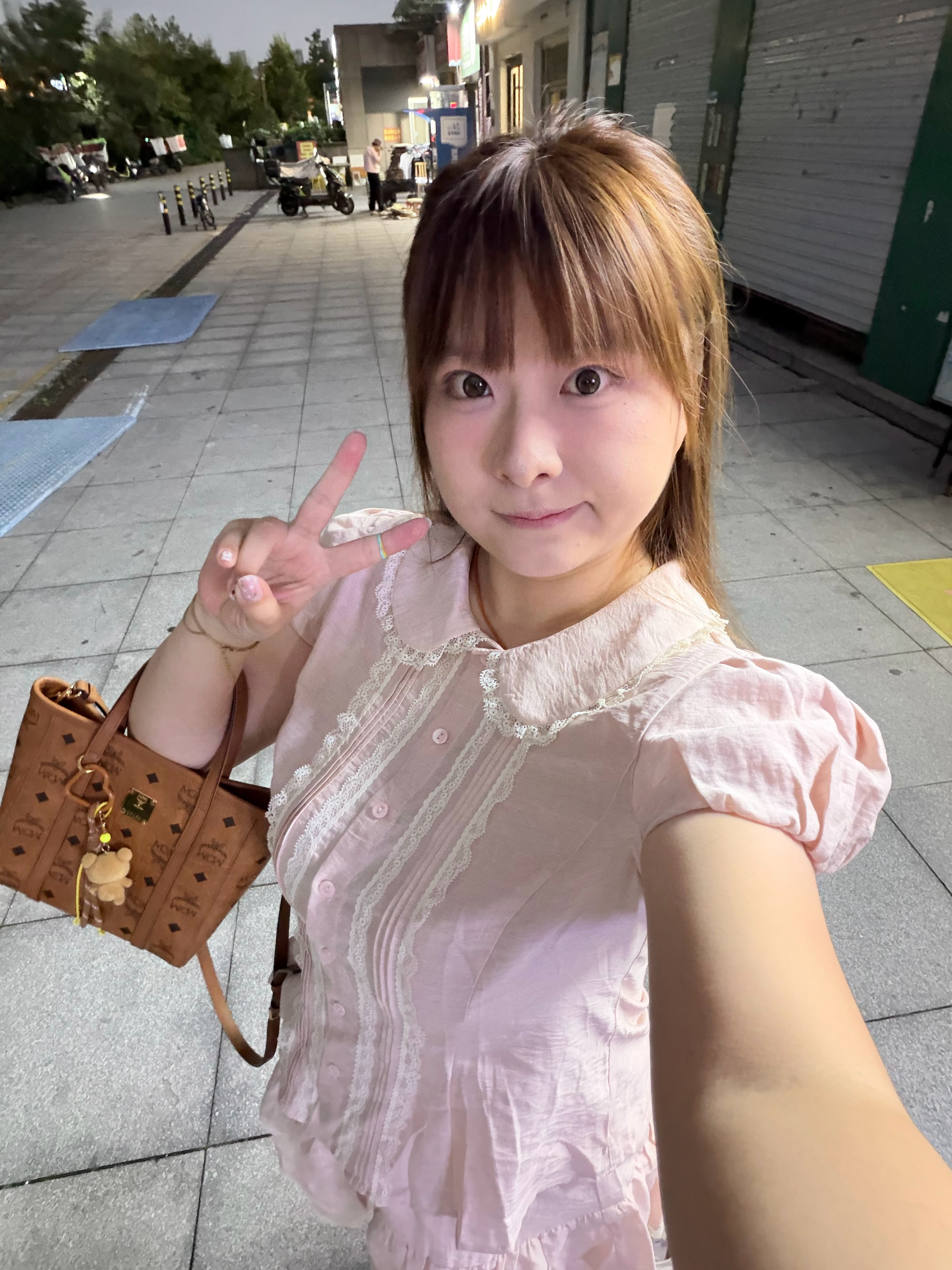 我在外面吃饭呢待会儿回家播一会你们想我不！