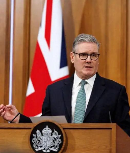 见过翻脸快的，没见过这么离谱的！英国首相斯塔默，简直把“言而无信”玩到了新高度。